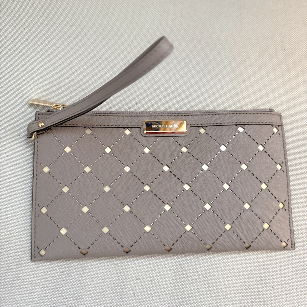 SOLD ‼️ Michael Kors wristlet